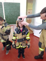 Юные пожарные спешат на помощь.